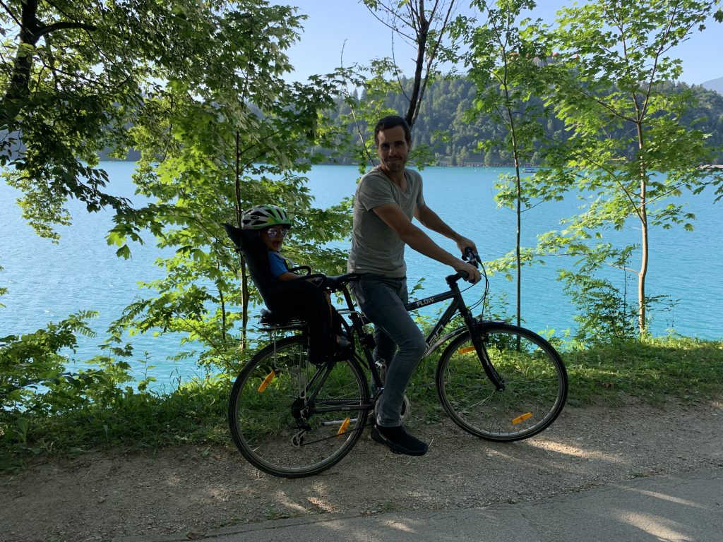 Andando de Bike em Bled, Agarre o Mundo