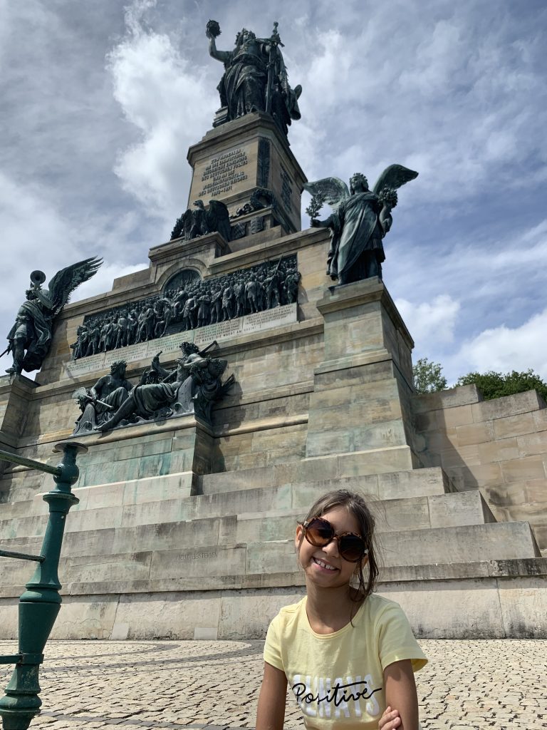 Monumento de Rudeshein am Rhein, Alemanha, Agarre o Mundo
