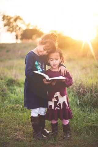 Meninas com livros, Agarre o Mundo