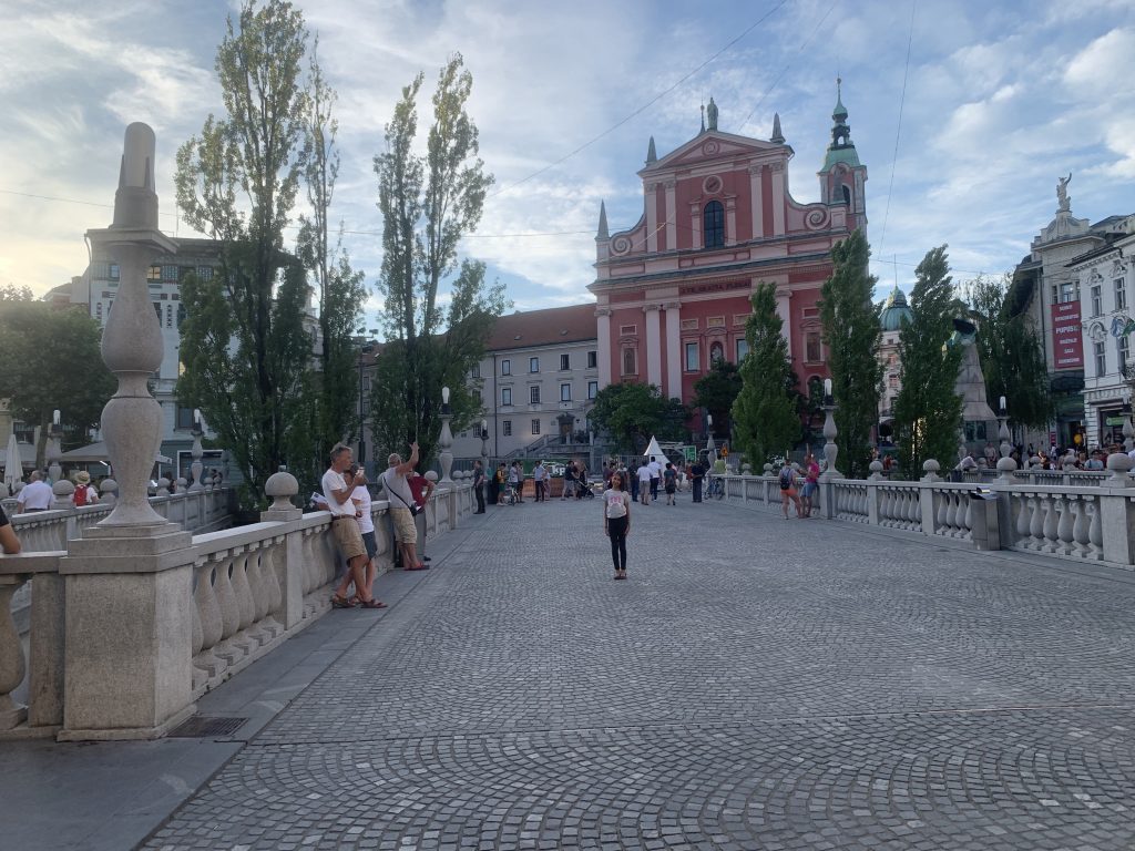 Ponte tripla vista na lateral, Liubliana, Eslovênia, Agarre o Mundo