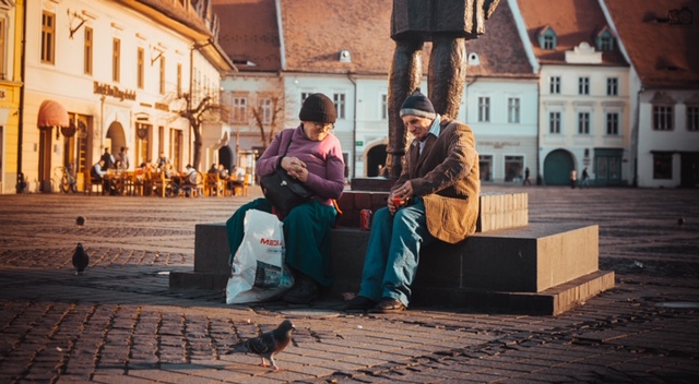 Um casal sentado numa praça comendo um lanche, Agarre o Mundo