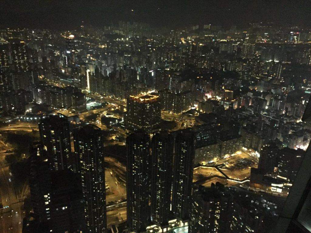 Sky 100 Hong Kong, Agarre o Mundo