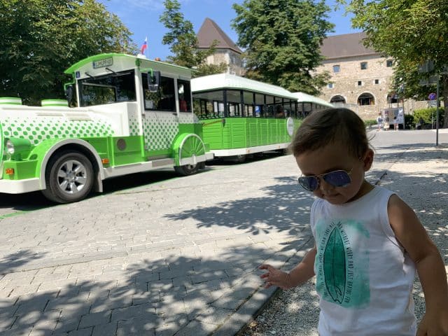 Trenzinho elétrico turístico de Liubliana, Eslovênia, Agarre o Mundo