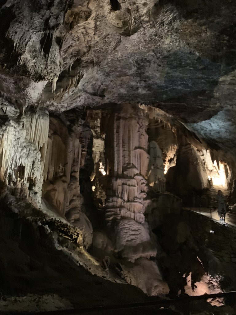 Salão vermelho- caverna de Postojna, Eslovênia, Caverna de Postojna, Eslovênia, Agarre o Mundo