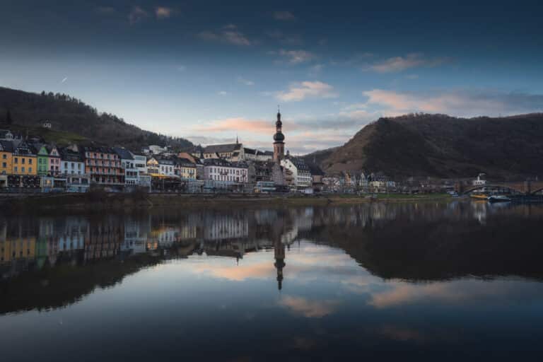 Cochem Skyline ao pôr do sol com St Martins Church - Cochem, Renânia-Palatinado, Alemanha