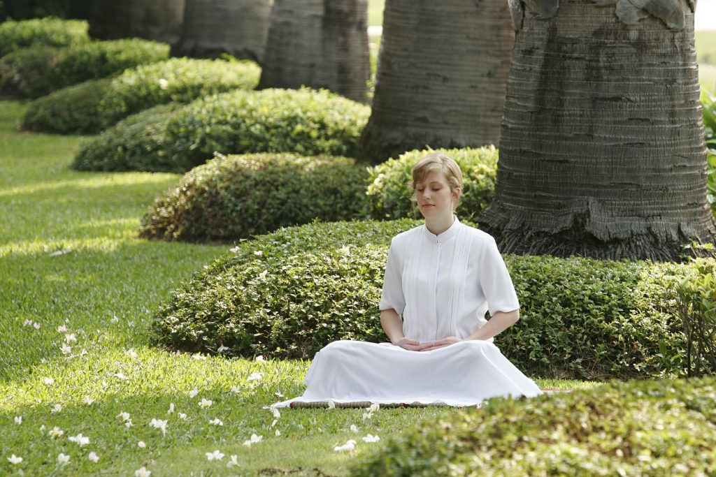 Mulher meditando, Agarre o Mundo