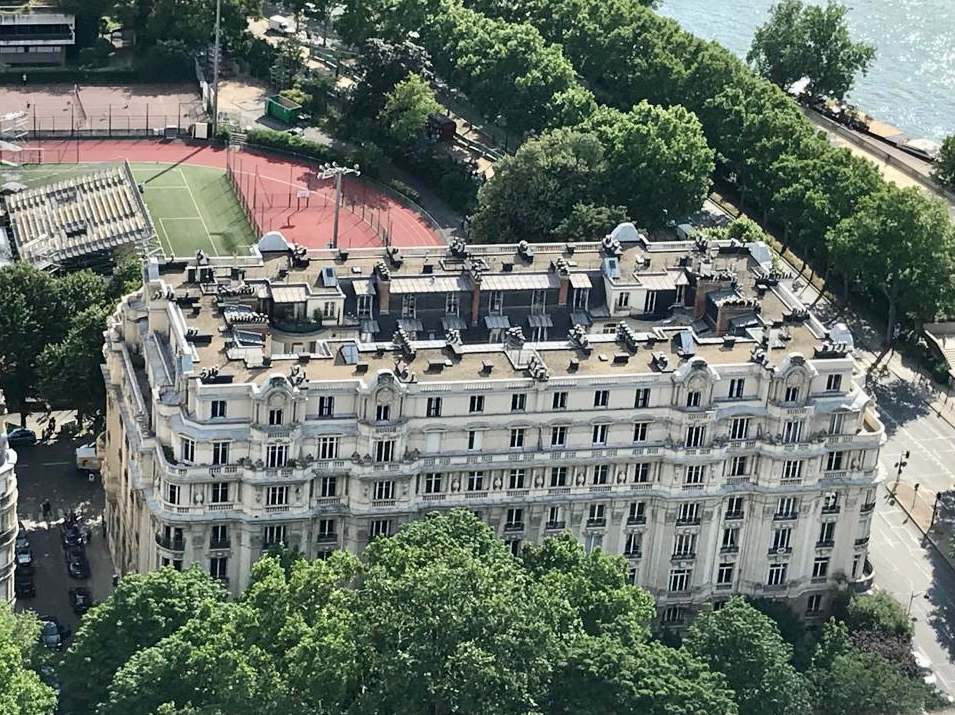 A pomposa arquitetura de Paris, Agarre o Mundo