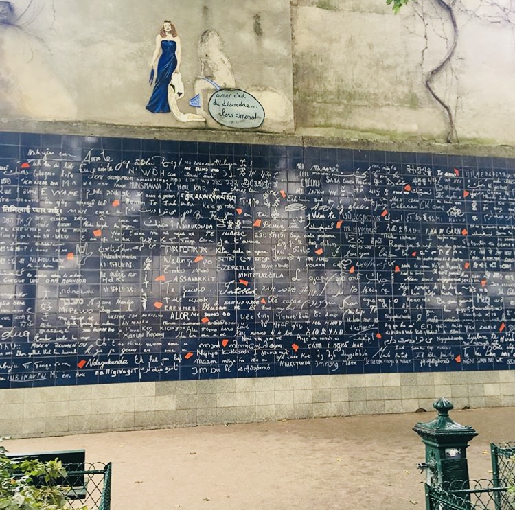 Placa com a escrita "eu te Amo" em todas as línguas, Paris, Agarre o Mundo