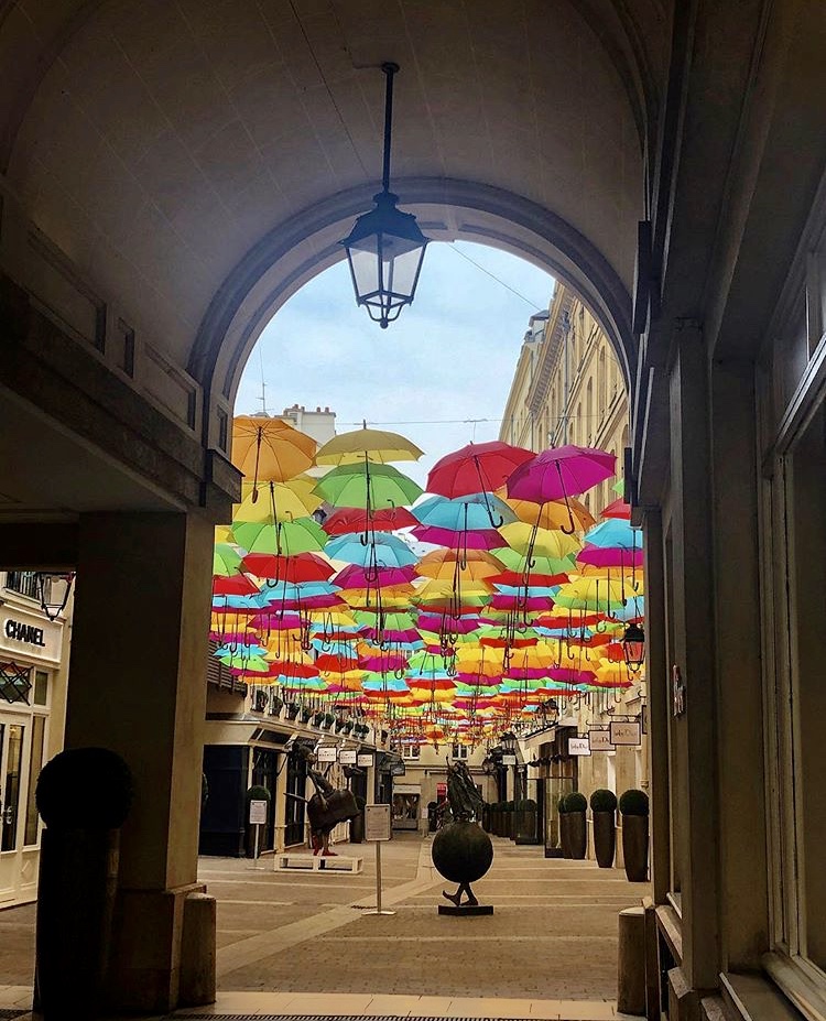 Le Village Royal e seus guarda-chuvas - Paris, Agarre o Mundo