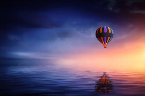 Balão de ar sobrevoando o mar, Agarre o Mundo