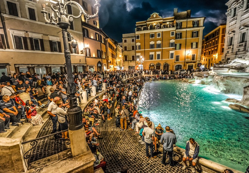 Fonte Trevi lotada de turistas, Agarre o Mundo