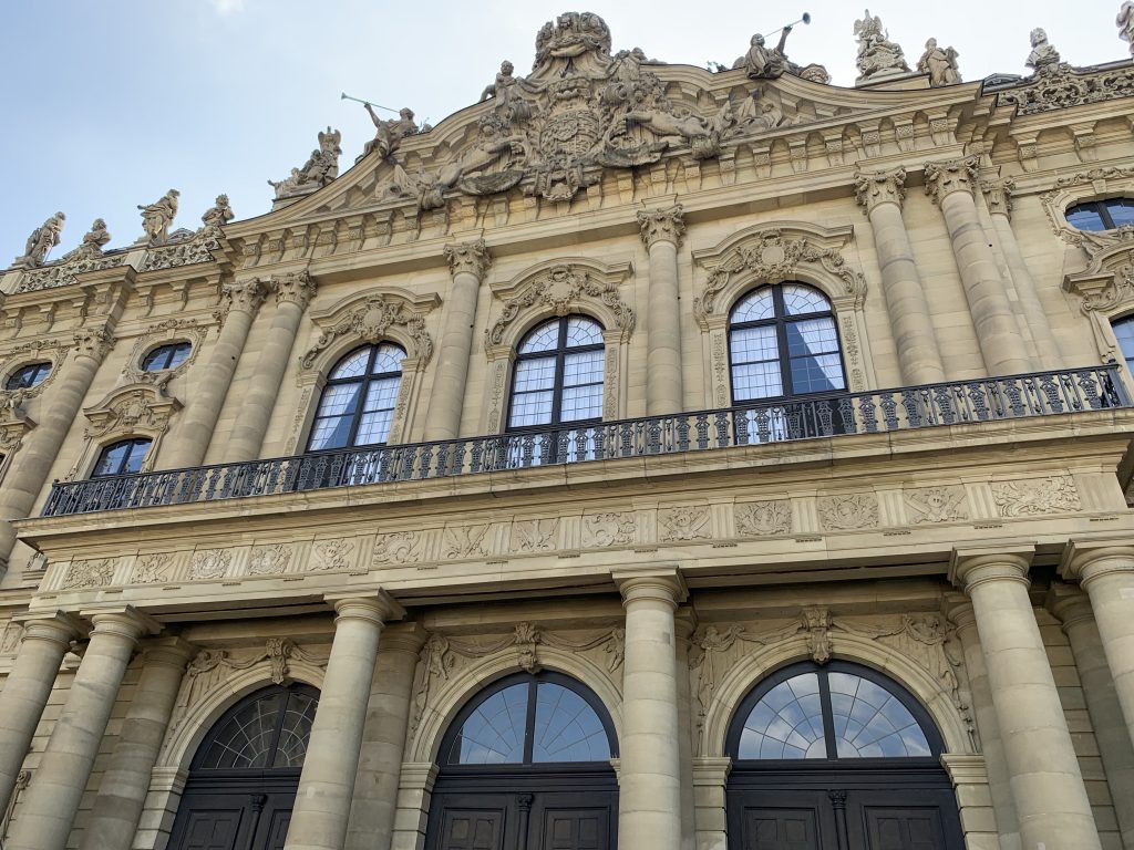 Residenz Würzburg, Agarre o Mundo