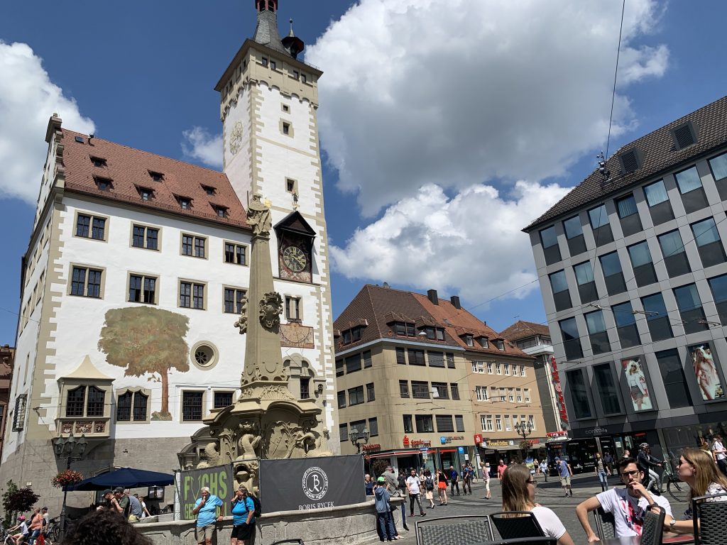 Praça em frente a prefeitura Würzburg, Agarre o Mundo