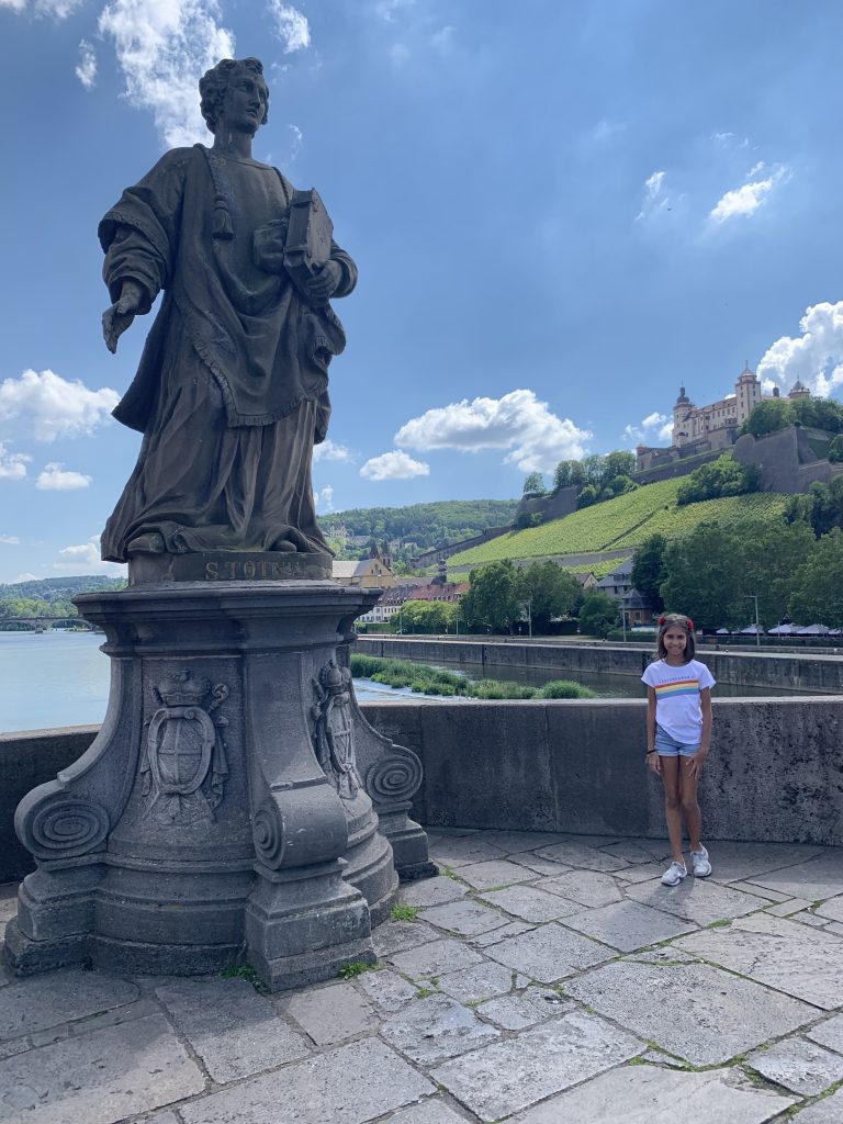 Estátua Alte Brücke, Würzburg, Agarre o Mundo