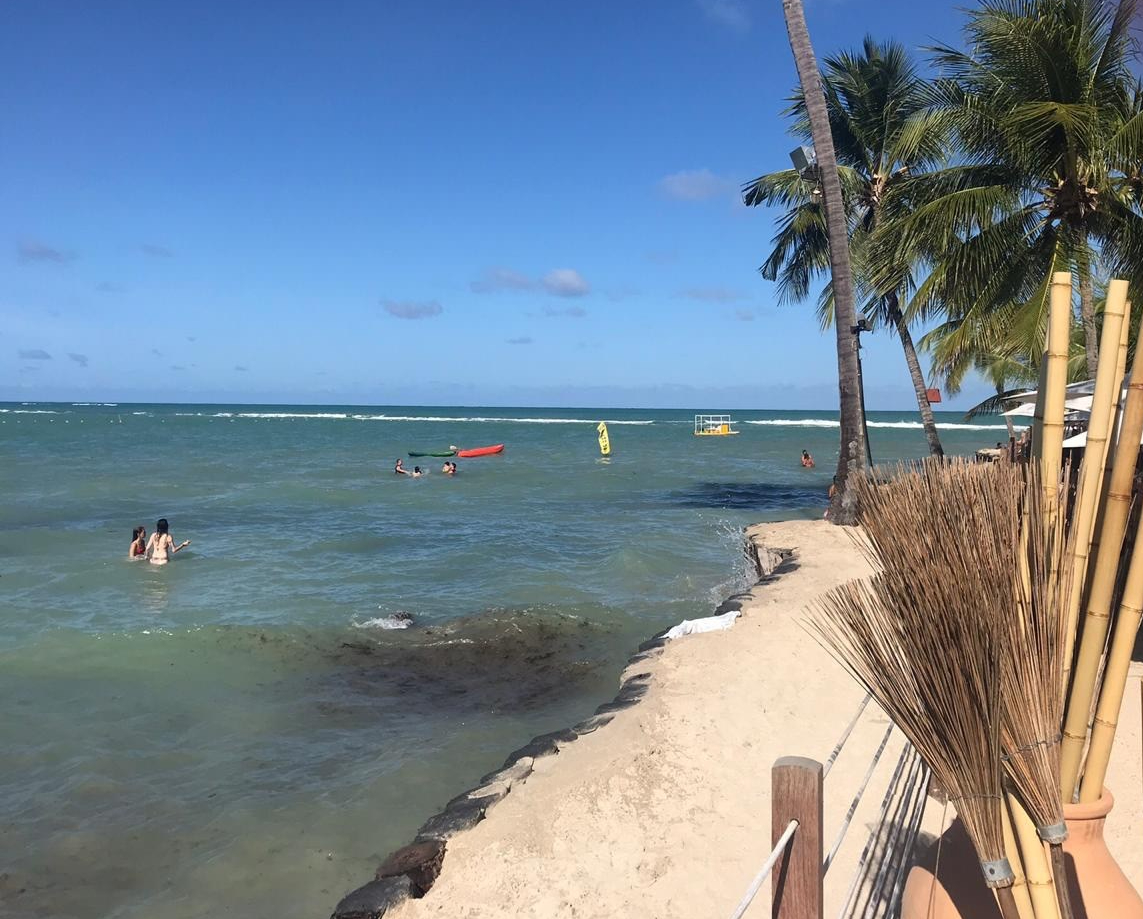 Maré cheia à beira das barracas - Praia dos Carneiros, Agarre o Mundo