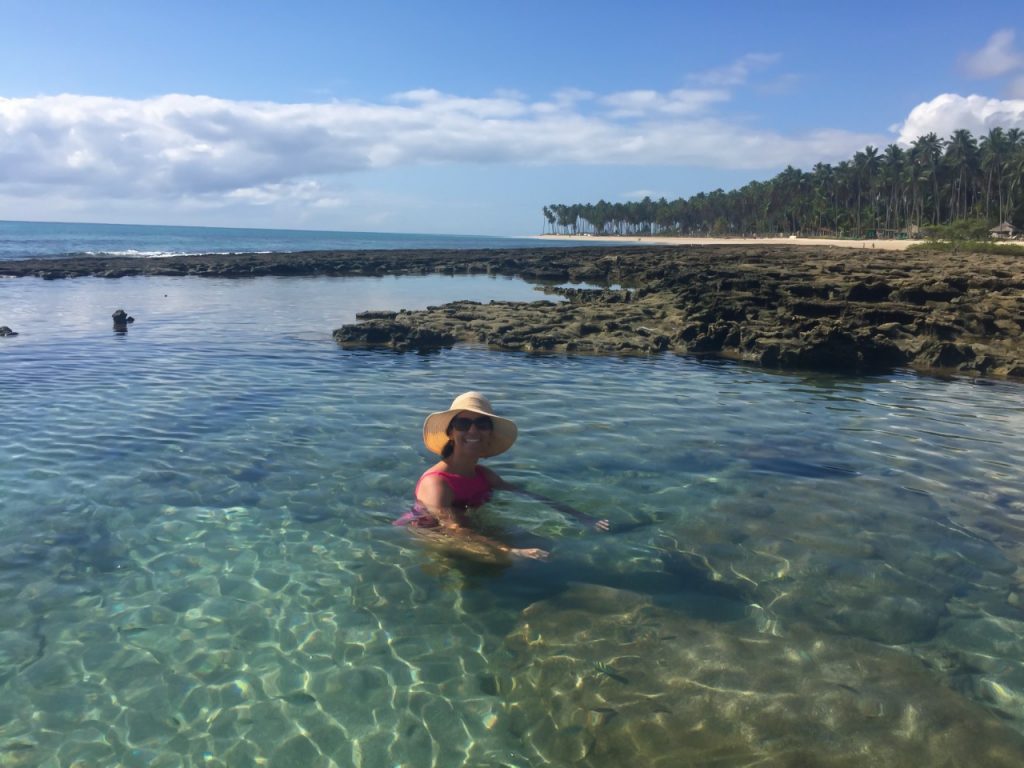 Kênia na piscina natural de praia dos Carneiros, Agarre o Mundo