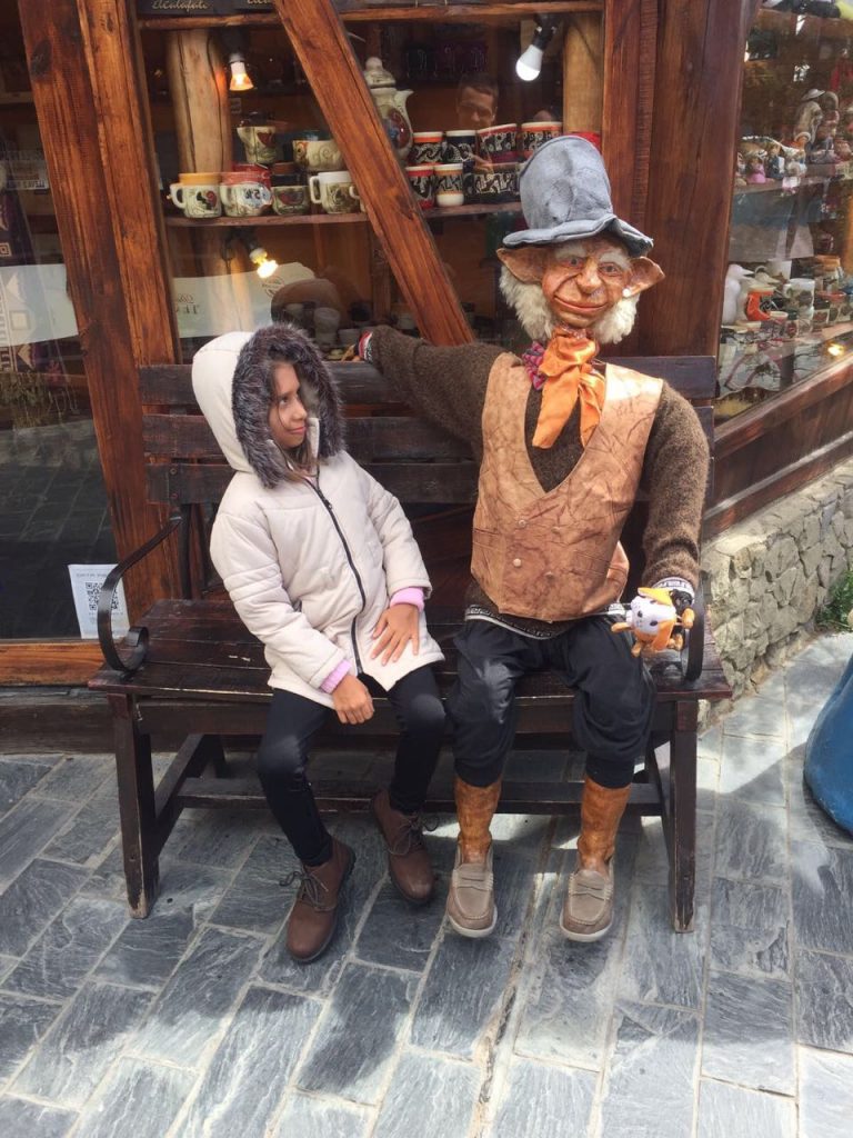 Sofia e o boneco em El Calafate, Agarre o Mundo
