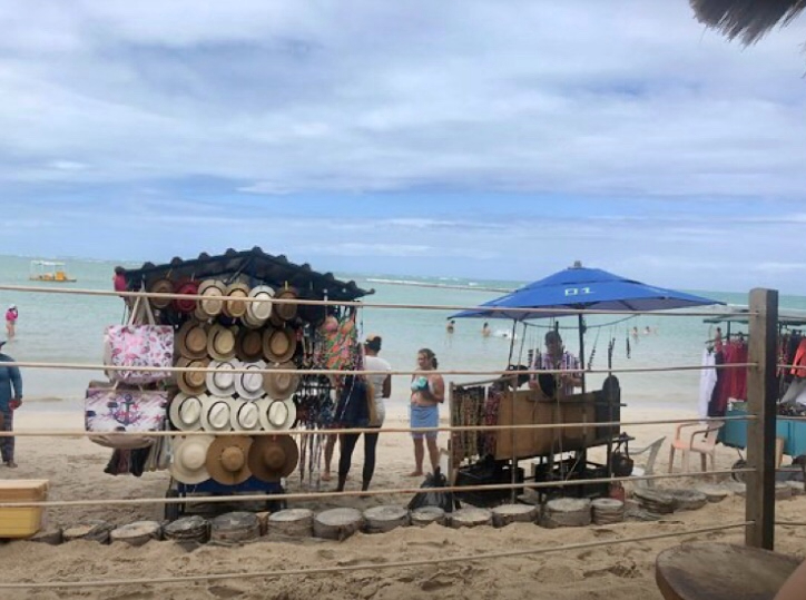 Ambulantes em frente a Barraca Bora Bora - Praia dos Carneiros, Agarre o Mundo