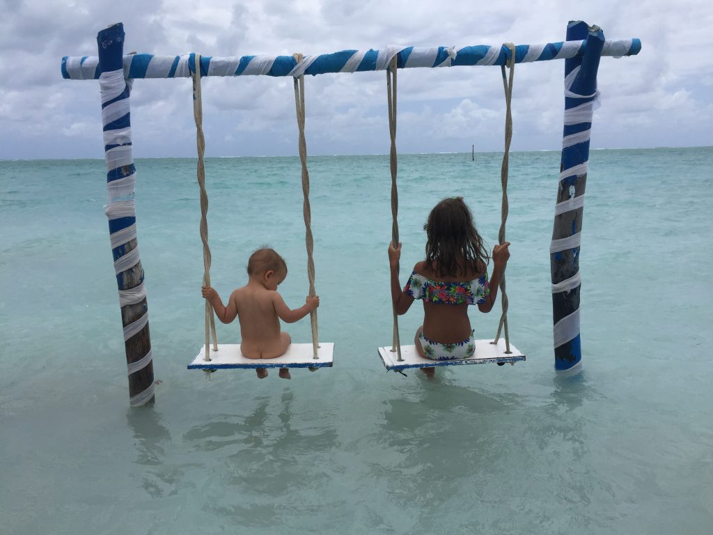 Sofia e Tiago na praia de Antunes, Agarre o Mundo