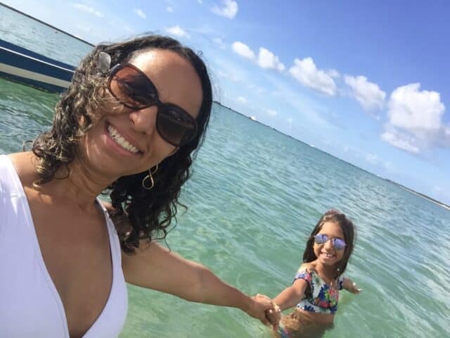 Sofia e mamãe na praia da Barra de São Miguel, Litoral nordestino, Agarre o Mundo