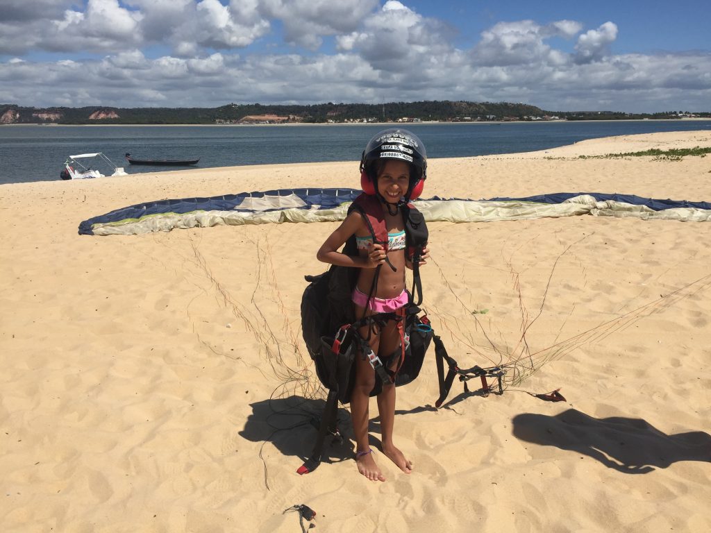 Passeio de monomotor da Sofia na Praia do Gunga, Litoral nordestino, Agarre o Mundo