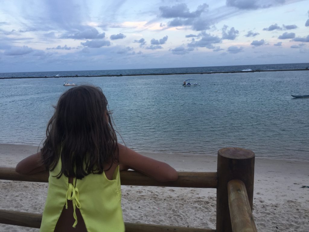 Sofia contemplando Barra de São Miguel, Litoral nordestino, Agarre o Mundo