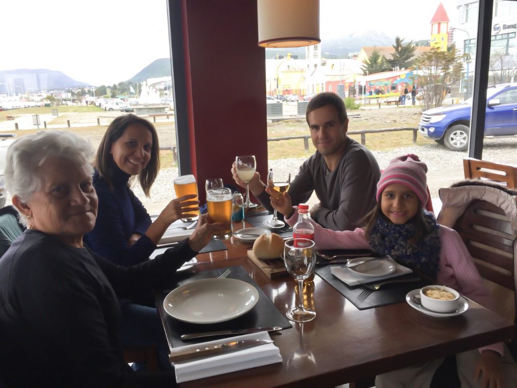 Brindando no restaurante Christofer em Ushuaia, Agarre o Mundo