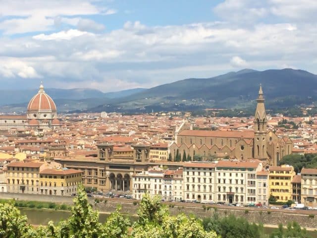 Vista de Firenze desde a praça Michelangelo, Casal de idosos, Florença, Agarre o Mundo