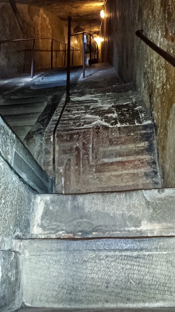 Escadas para subir na torre da Catedral Santa Maria del Fiori, Florença, Agarre o Mundo