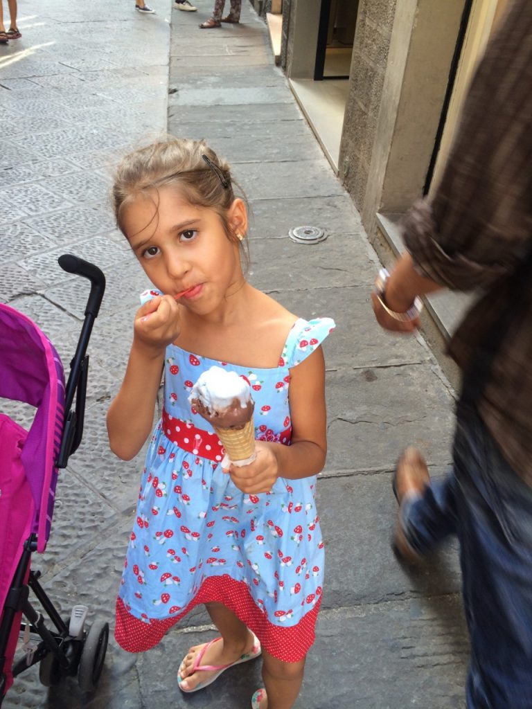 Sofia tomando sorvete em Florença, Agarre o Mundo