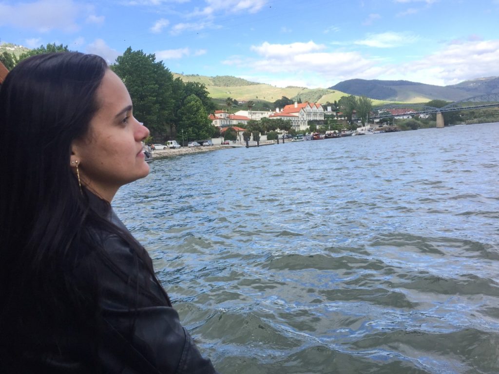 Belzinha contemplando a beleza, Douro, Agarre o Mundo