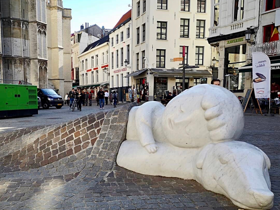 Nello e Patrasche são personagens do romance "A Dog of Flanders", Bélgica, Agarre o Mundo