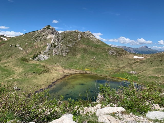 Lago formado com o gelo derretido, Dolomitas,  Agarre o Mundo