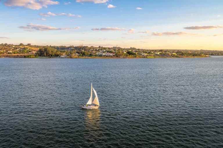 Veleiro no Lago Paranoá - Brasília, Distrito Federal, Brasil