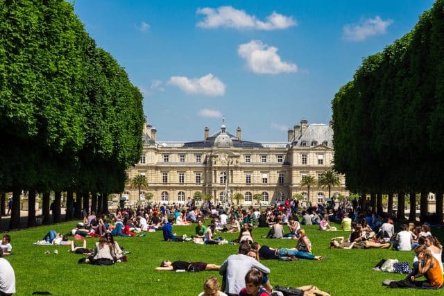 Piquenique nos Jardins das Tulherias, Paris, Agarre o Mundo