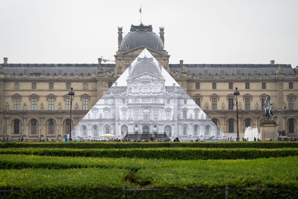 Museu do Louvre, Paris, Agarre o Mundo