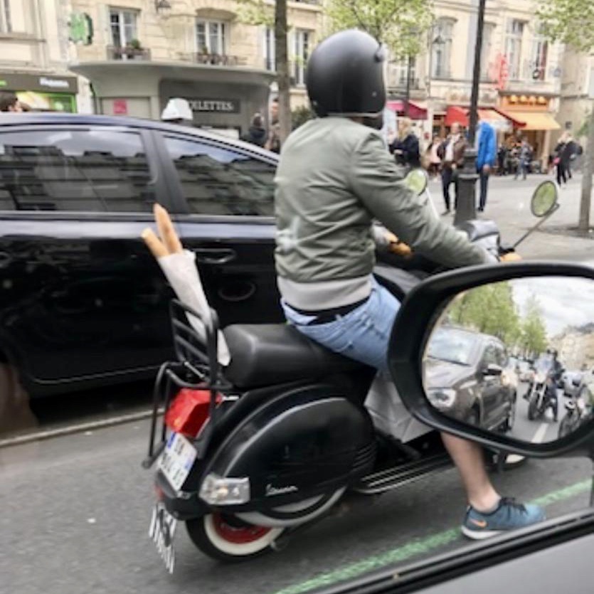 O jeito francês de carregar a baguete, Paris, Agarre o Mundo