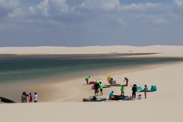 Lagoa com turistas praticando kite surf, Lençóis Maranhenses, Agarre o Mundo