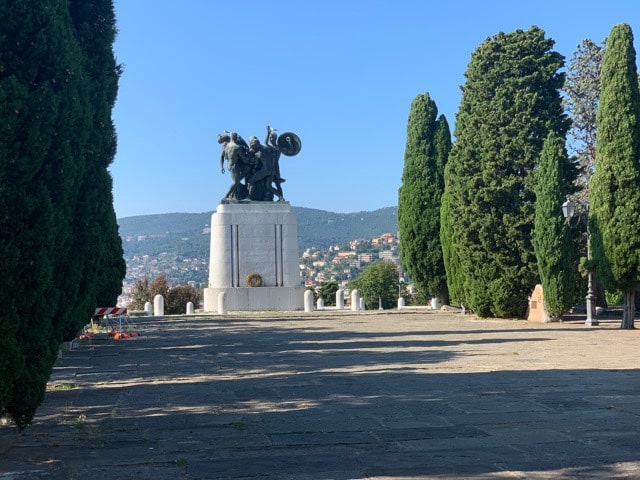 Parco delle Rimembranze,  Trieste, Agarre o Mundo