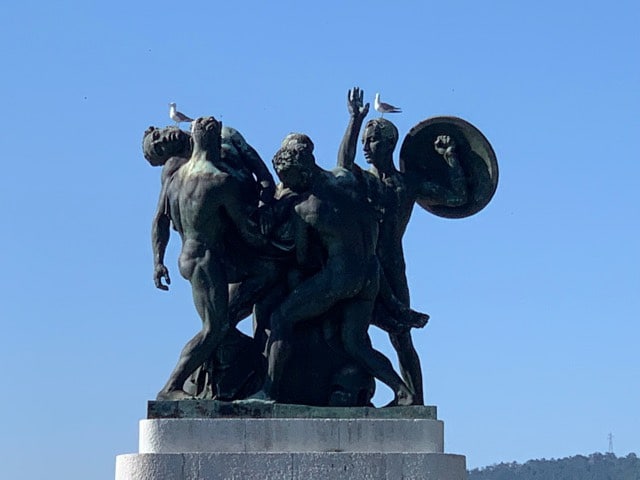 Estátua na Parco delle Rimembranze,  Trieste, Agarre o Mundo