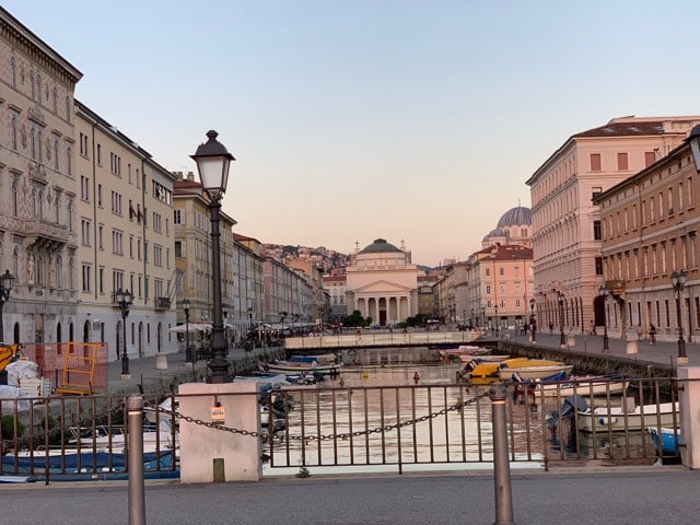 Grande canal,  Trieste, Agarre o Mundo.