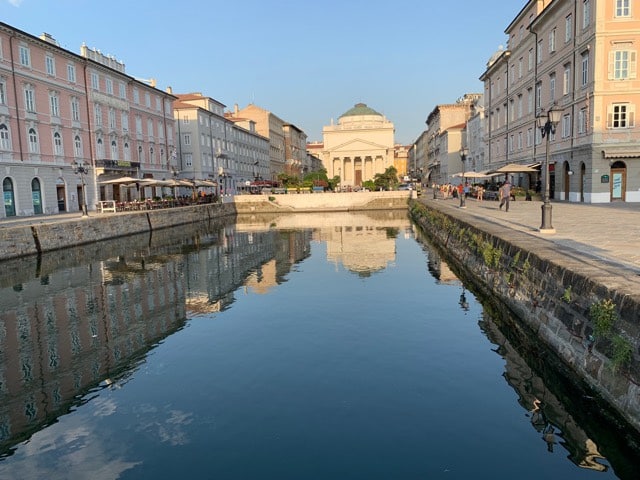 Grande canal de Trieste, Agarre o Mundo