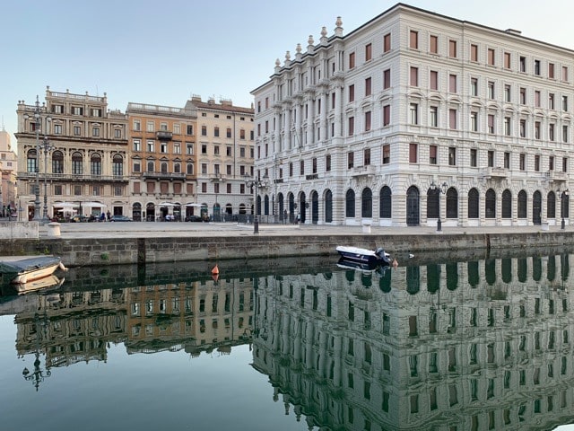 Grande Canal de  Trieste, Agarre o Mundo