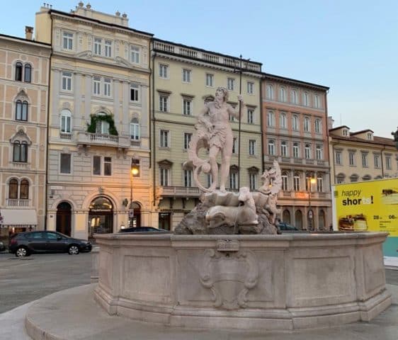 Estátua de Netuno, Piazza Della Borsa, Trieste, Agarre o Mundo