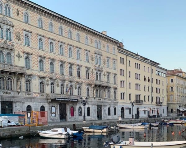 Palazzo Gopcevich,  Trieste, Agarre o Mundo