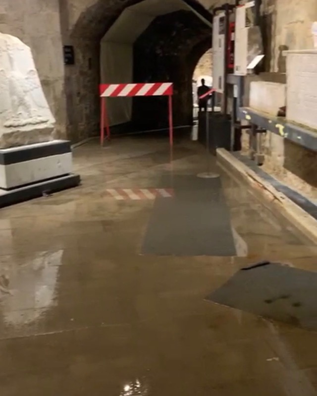 Piso onde fica as estátuas todo molhado,  Trieste, Agarre o Mundo