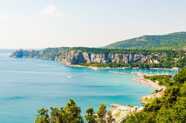 Vista na Baía com estância turística no Golfo de Trieste, perto da cidade de Sistiana, Itália, Europa. Viagem