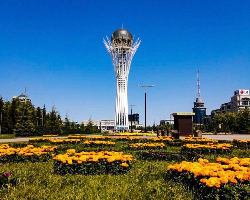 Bayterek, Nur-Sultan, Agarre o Mundo