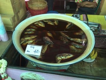 Comida no mercado flutuante em Bangkok Agarre o Mundo