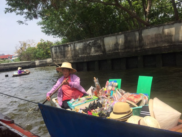 Vendedora de comida num barco em  Bangkok Agarre o Mundo